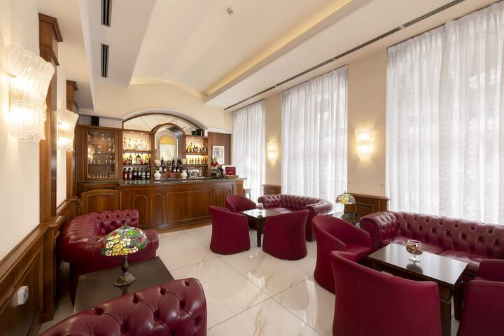 Lounge 54 of 68