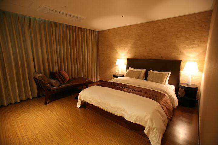 Room 6 of 83