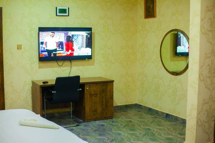 Room 11 of 27