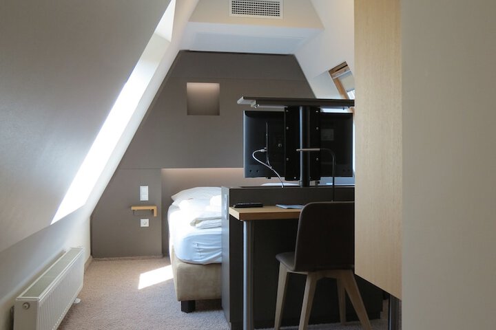 Room 33 of 82