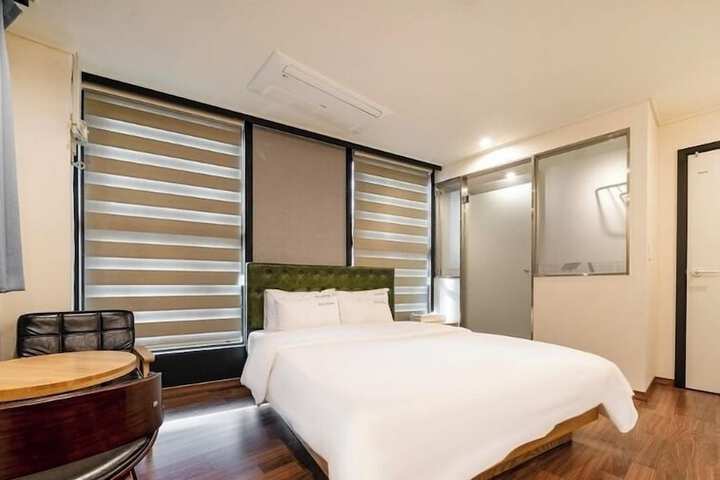 Room 7 of 18