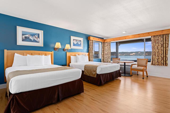 2 Queen Beds Poolside Pet Friendly (13 of 19)