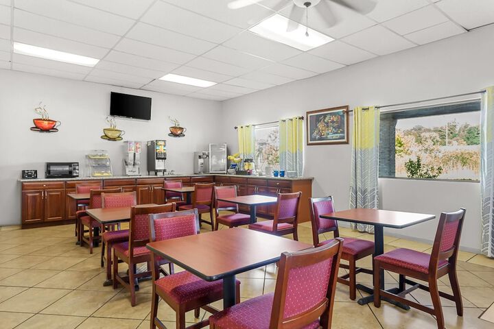 Breakfast/Coffee Service 24 of 36