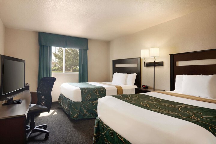 1 Queen Bed Accessible Room (4 of 13)