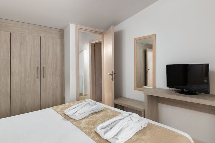 Room 6 of 33