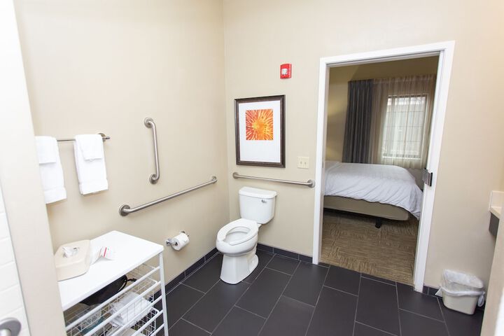 1 Queen Studio Suite Mobility Accessible Tub (14 of 26)