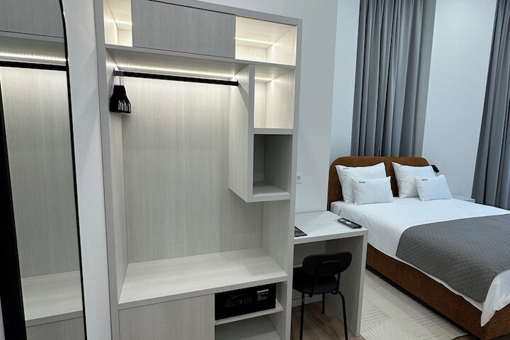 Room 4 of 10