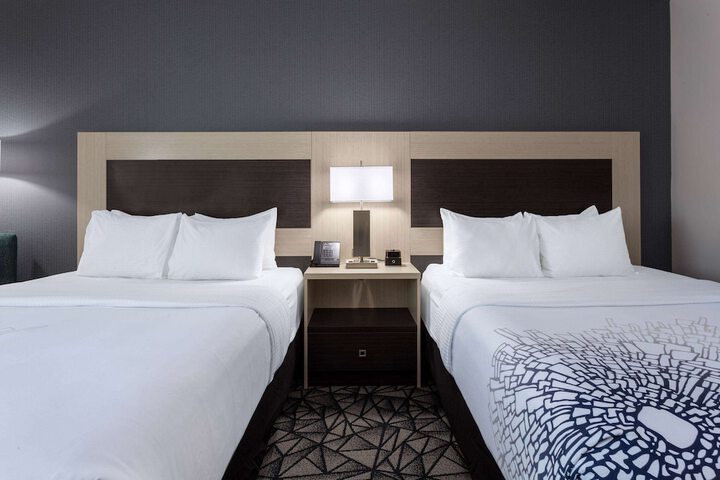 2 Queen Beds (3 of 5)