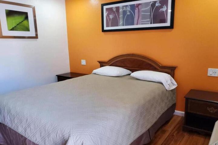 1 King Bed (1 of 6)