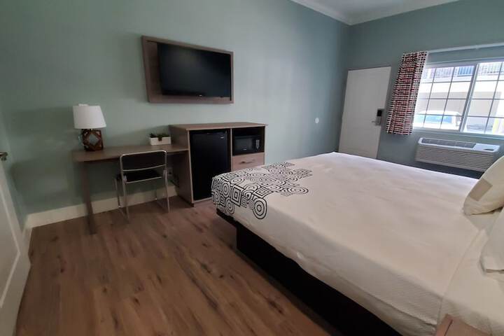 Basic Room 1 King Bed (1 of 6)