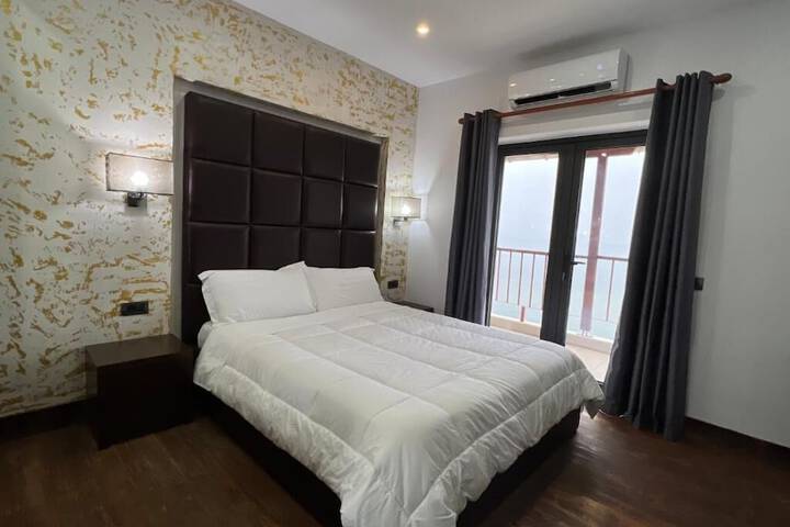 Room 7 of 32