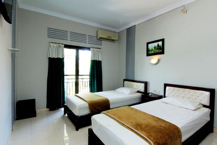 Room 9 of 33