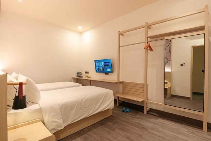 Room 16 of 24