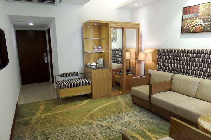 Room 26 of 100