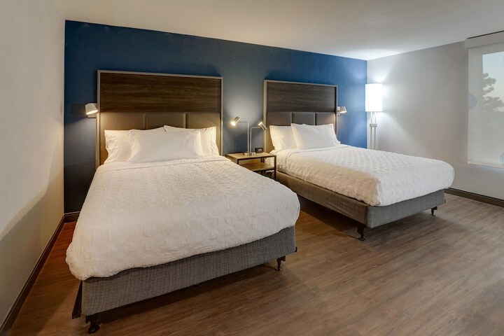 2 Queen Beds with Walk in Shower (2 of 14)