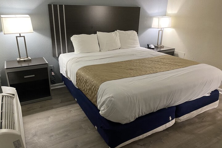 1 King Bed (15 of 23)