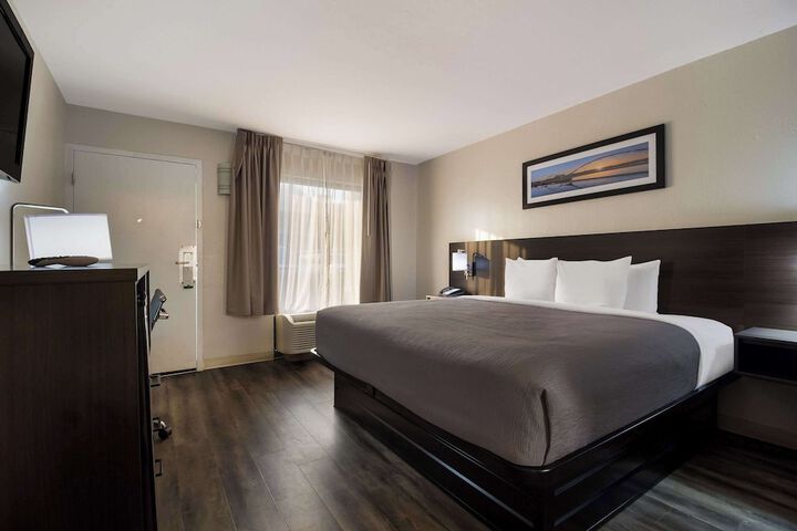 1 King Bed (3 of 11)
