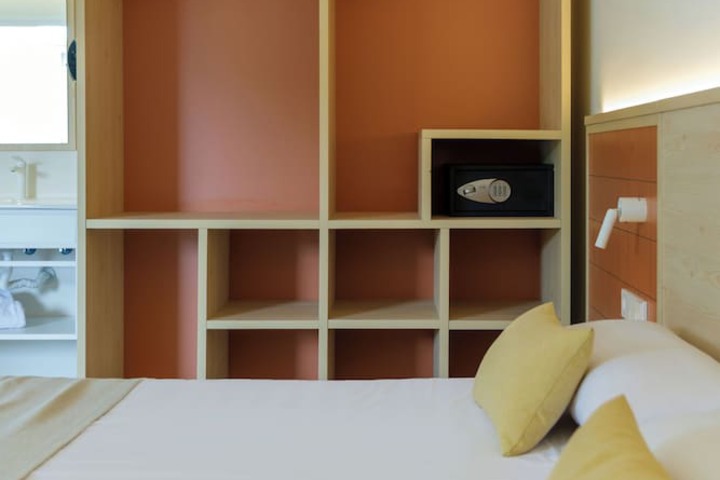 Room 15 of 94