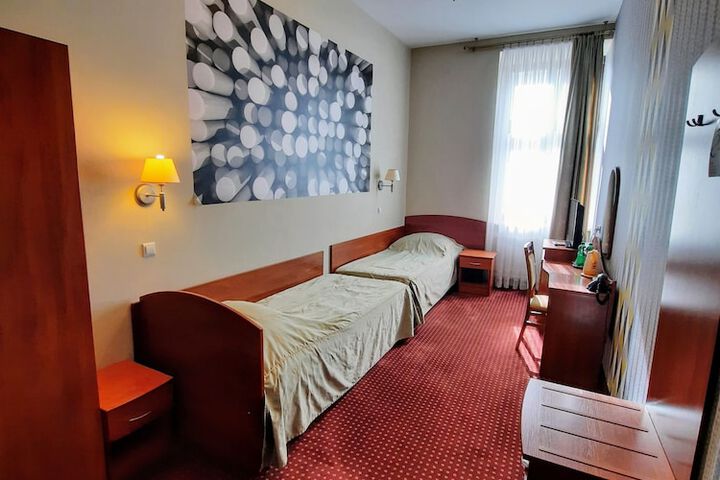 Room 8 of 33