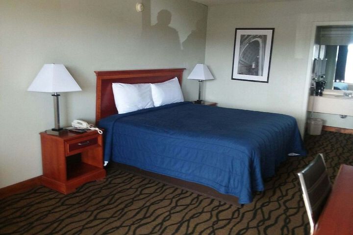 1 King Bed (1 of 4)