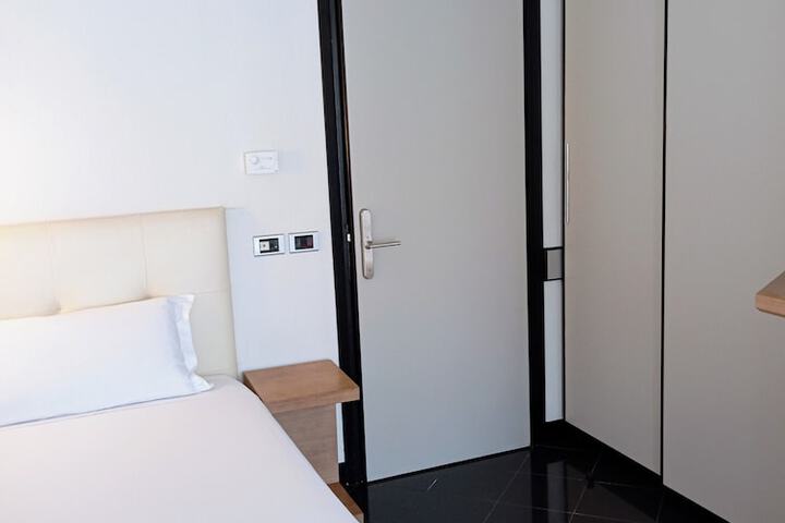 Room 27 of 95