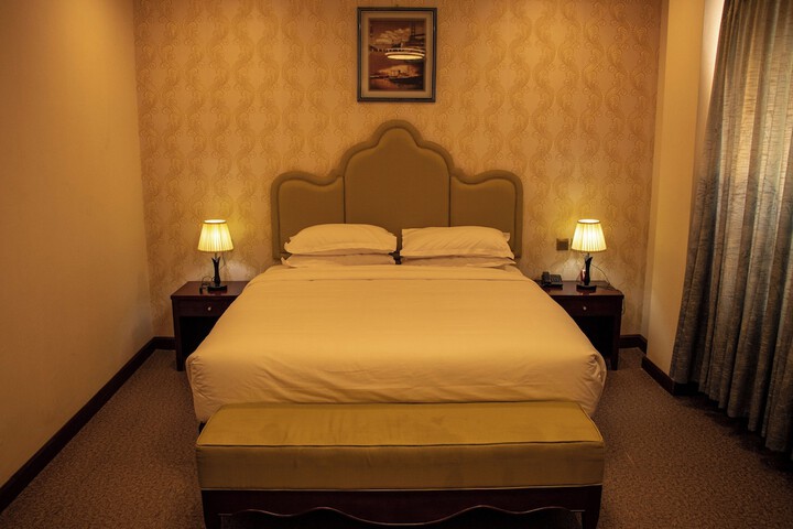 Room 10 of 32