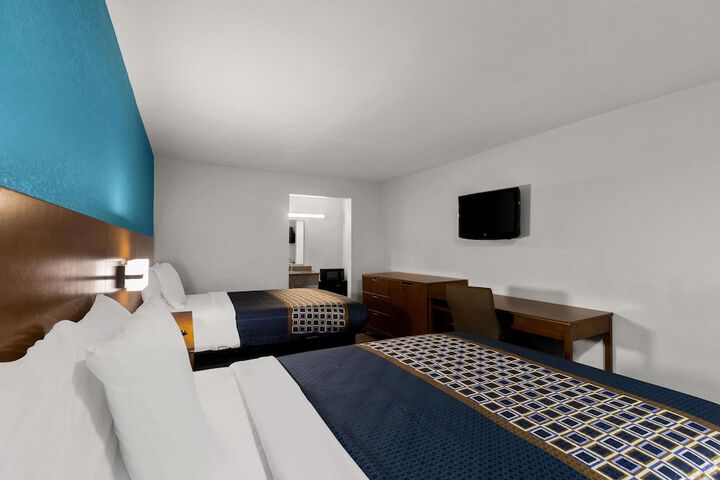 2 Queen Beds (3 of 10)