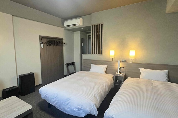 Room 9 of 37