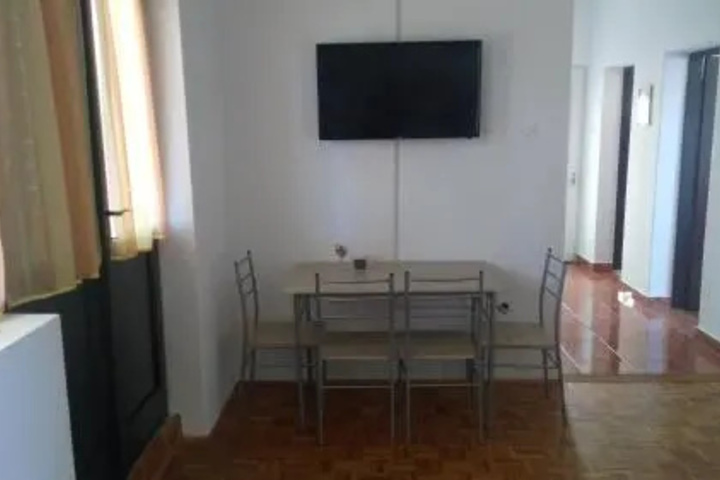 Room 8 of 16
