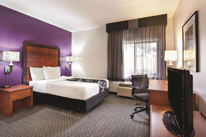 1 Double Bed Mobility Hearing Impaired Accessible Room (9 of 12)
