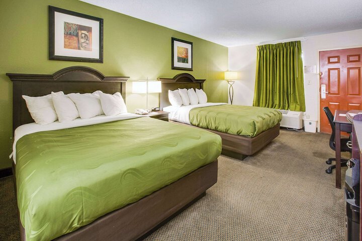 2 Queen Beds (2 of 8)