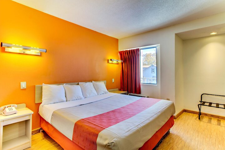 1 King Bed (9 of 11)