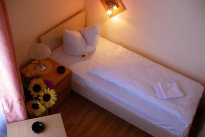Room 6 of 33