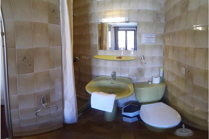 Room 42 of 60