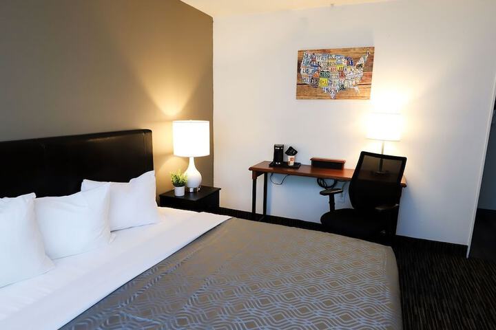 1 King Bed (5 of 9)