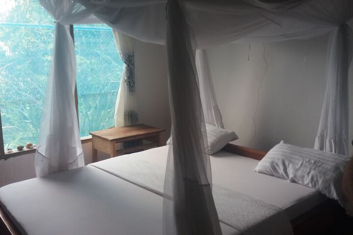 Room 6 of 9
