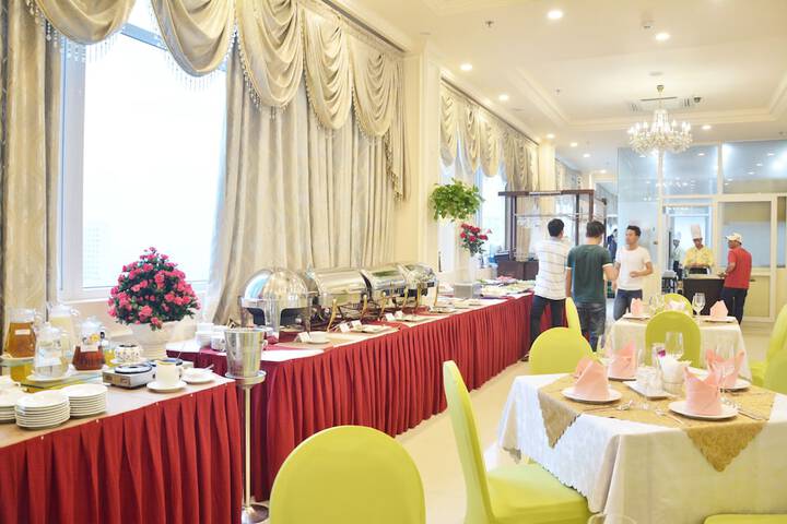Dining 76 of 89