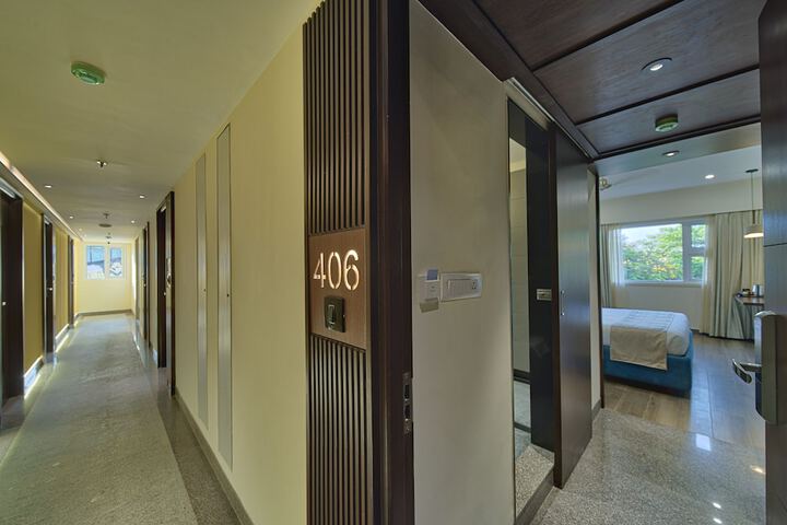 Ballroom/Hall 15 of 17