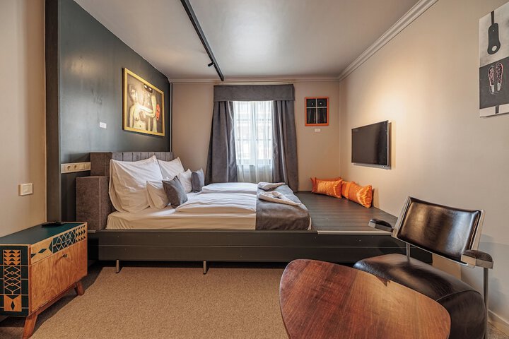 Room 42 of 103