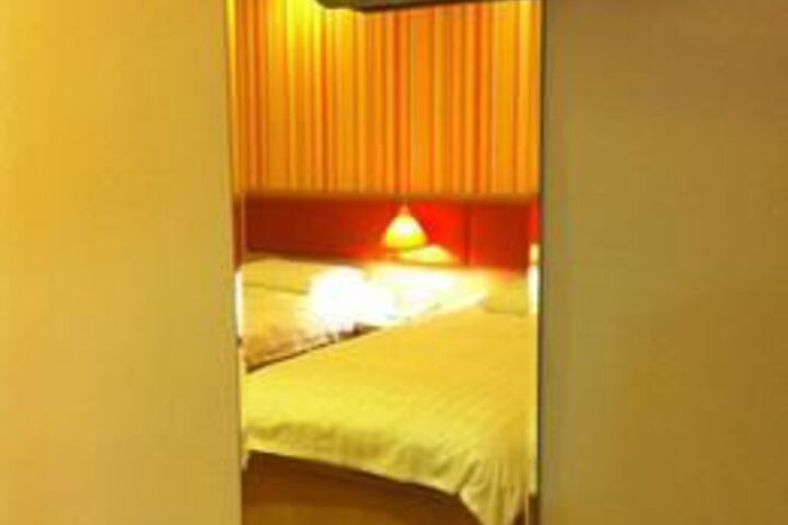 Room 5 of 9
