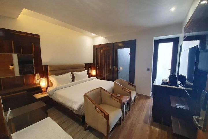 Room 6 of 13