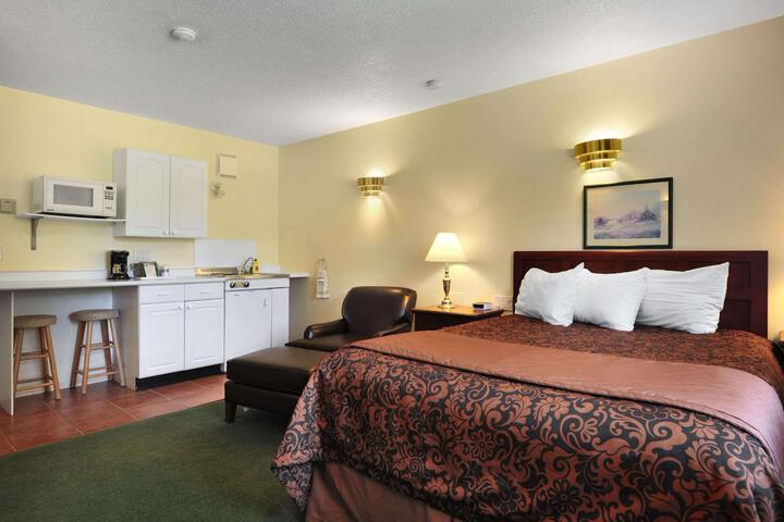 1 Queen Bed (9 of 16)