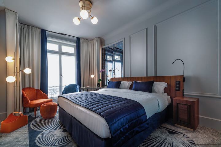 Room 16 of 200