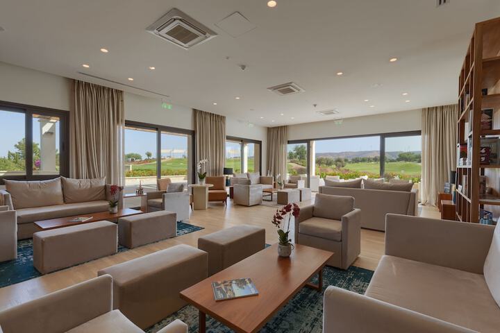 Lounge 124 of 146