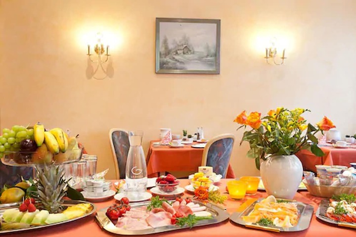 Breakfast/Coffee Service 24 of 38