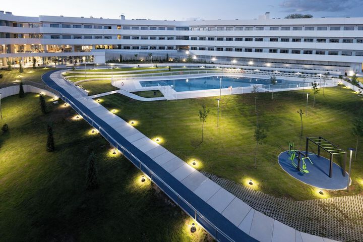 Hotel Exterior 27 of 32
