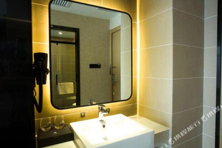 U Plus Hotel (Xian High-Speed Railway North Railway Station University of Science & Technology)