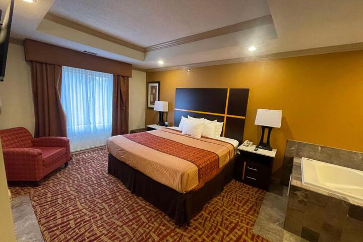 1 King Bed Jetted Tub WiFi, Microwave and Refrigerator Full Breakfast (9 of 13)