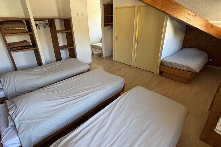 Room 2 of 10