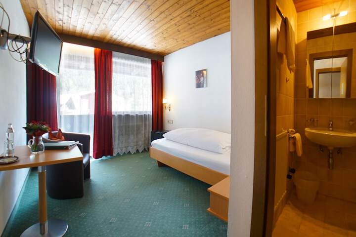 Room 11 of 23